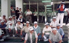 200 protesters conduct sit-in over Isahaya Bay project